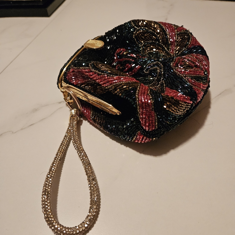 Vintage 😍  beaded clutch with gold hardware - Picture 2 of 7